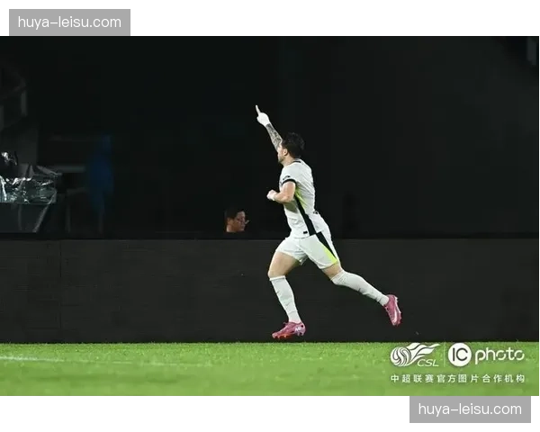 武汉三镇防线高空球防守问题 连续被对手通过头球破门